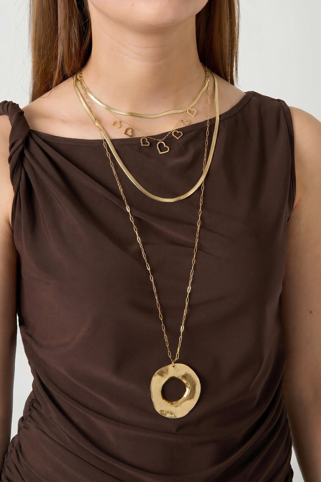 Collar Anello Lungo · aro martillado de acero dorado — vista 2