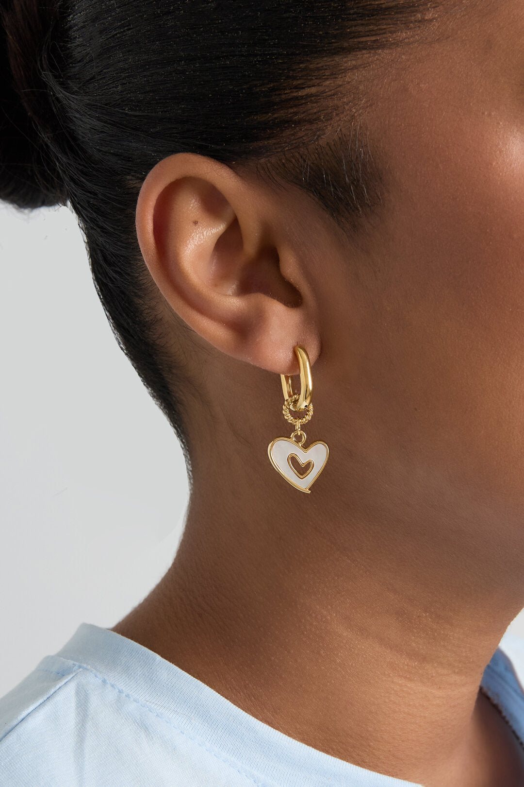 Pendientes Cuore Bianco · corazón de nácar en acero dorado — vista 2