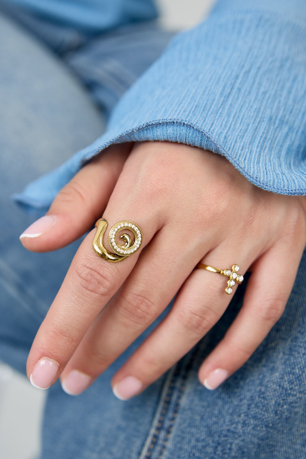 Anillo Spirale · espiral con circonitas, acero dorado — vista 2
