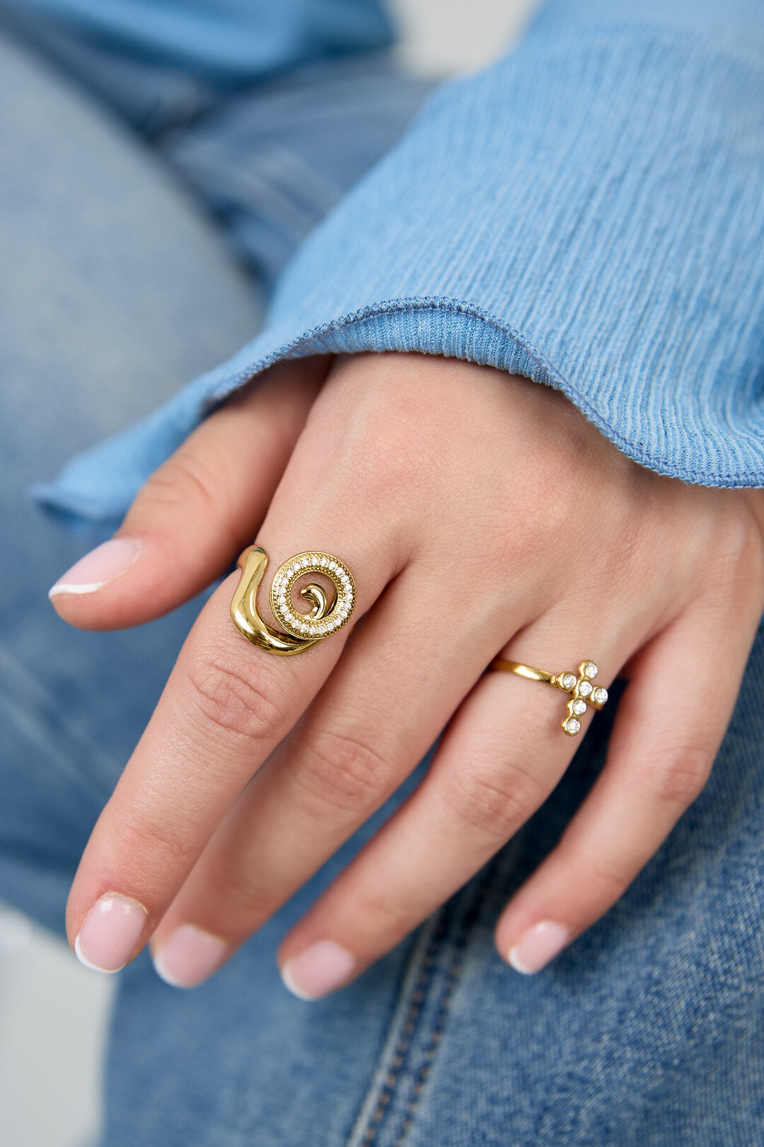 Anillo Spirale · espiral con circonitas, acero dorado — vista 2