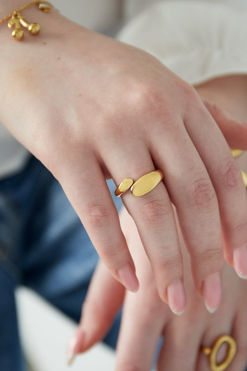 Anillo Fluido · aro abierto de acabado liso, acero dorado — vista 2