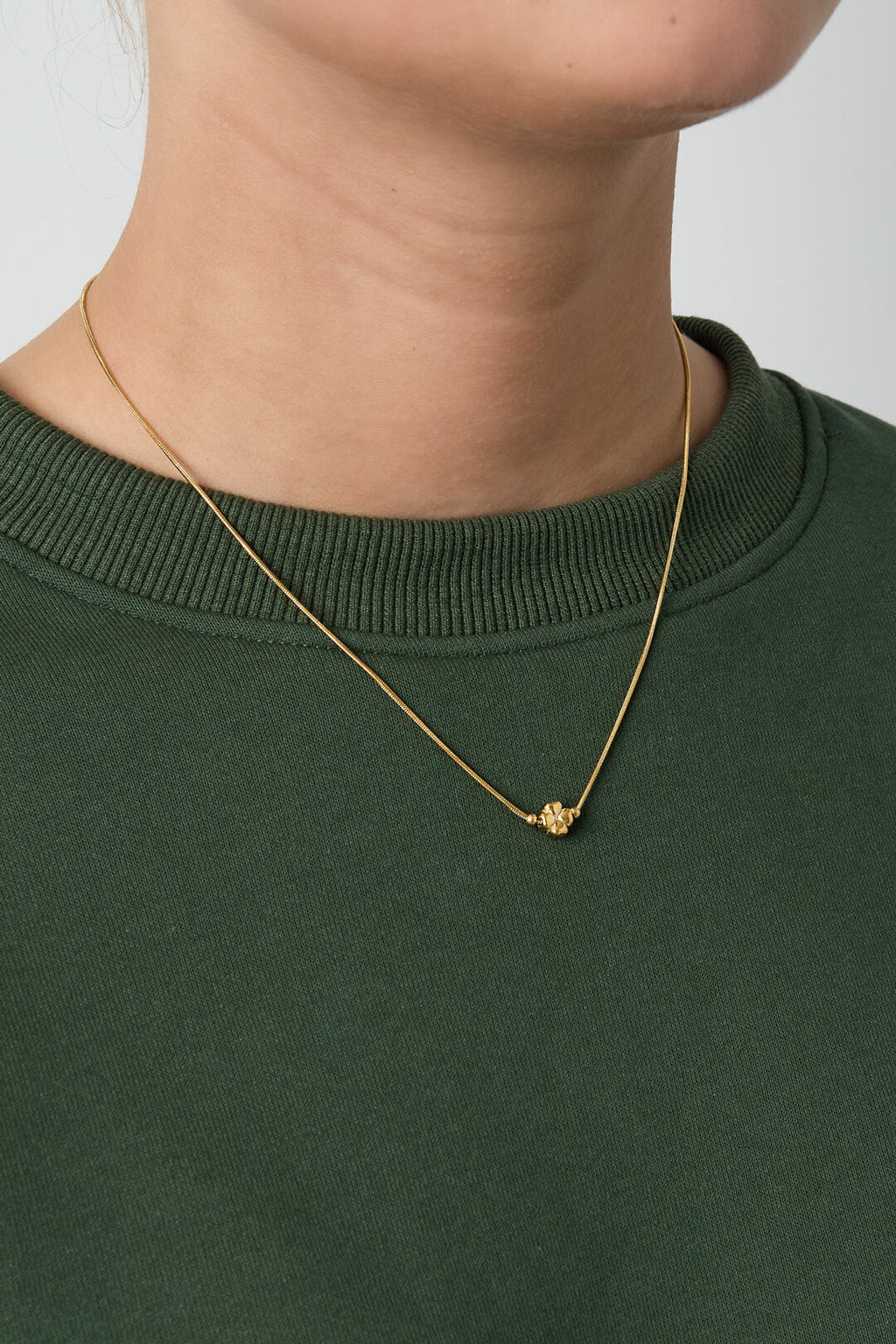 Collar Quadrifoglio · trébol en acero dorado — vista 2