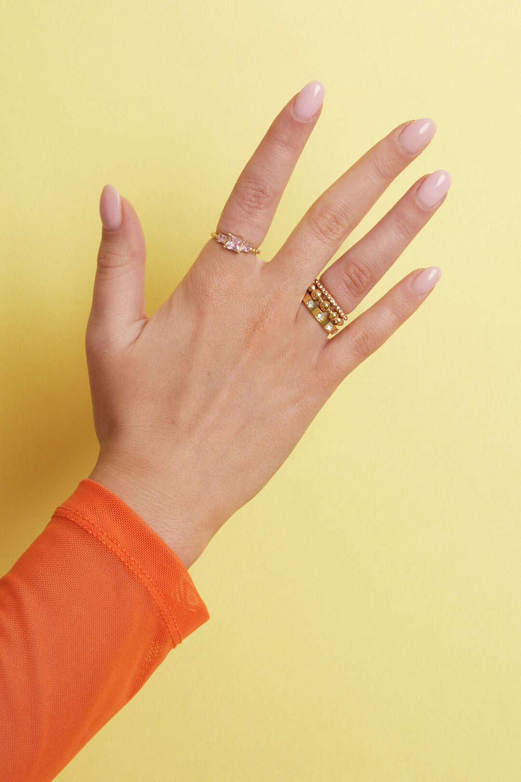 Anillo Arcobaleno · banda fina con circonitas de colores, acero dorado — vista 3