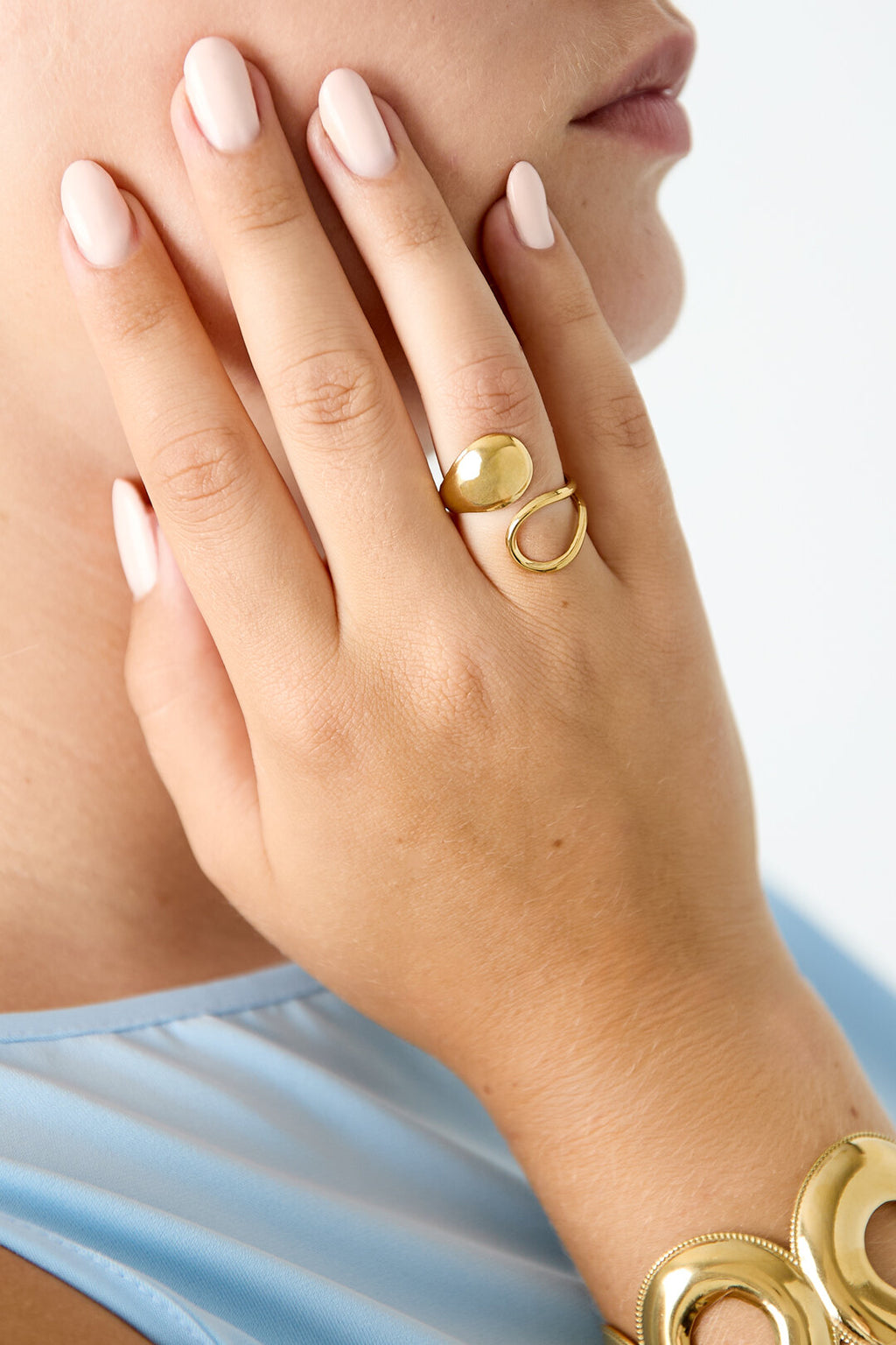 Anillo Goccia · lazada con remate macizo, acero dorado — vista 2