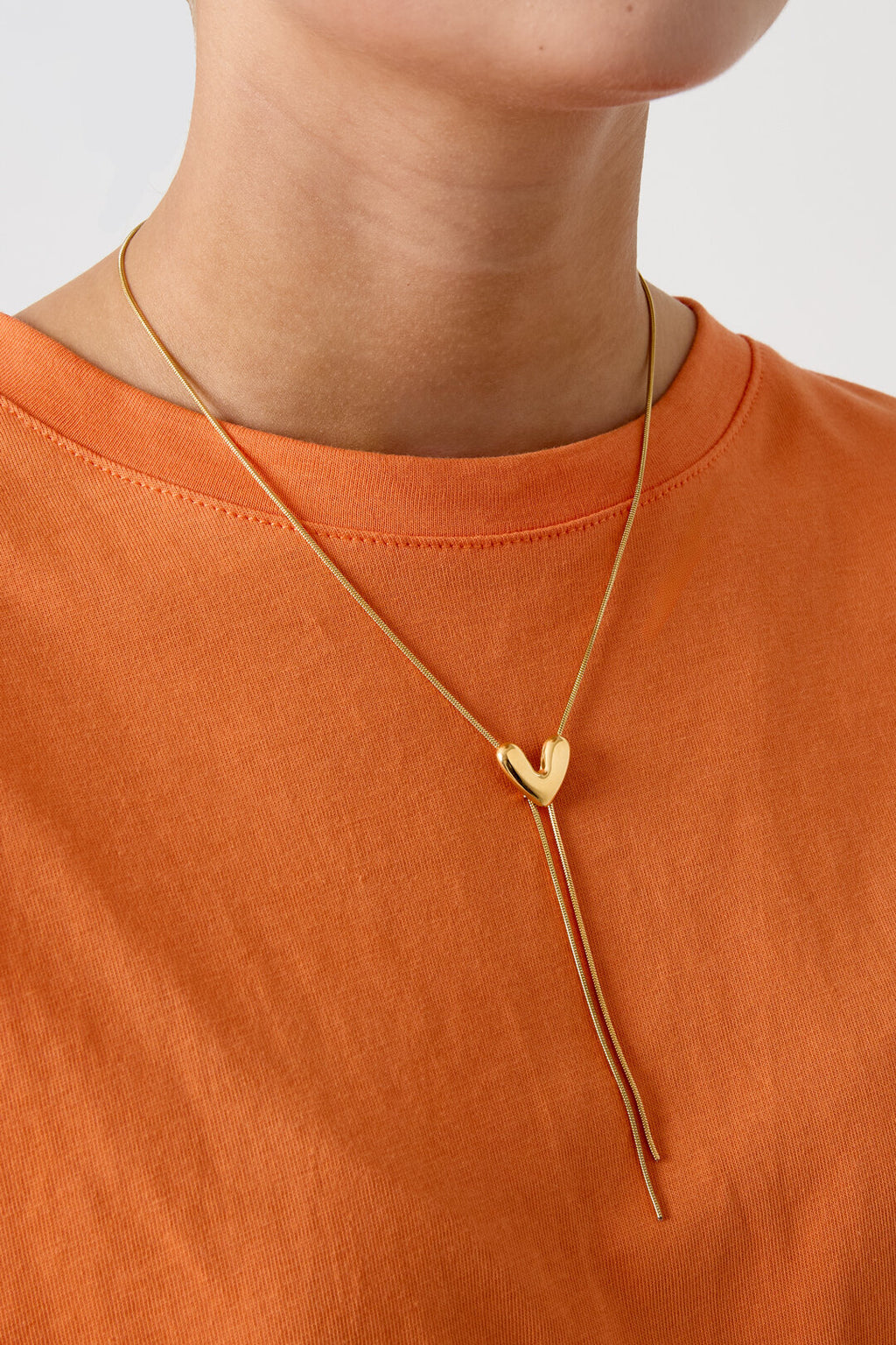 Collar Lariat Cuore · corazón deslizante de acero dorado — vista 2