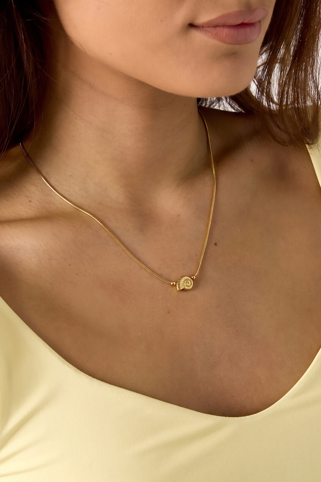 Collar Conchiglia · caracola de acero dorado — vista 2
