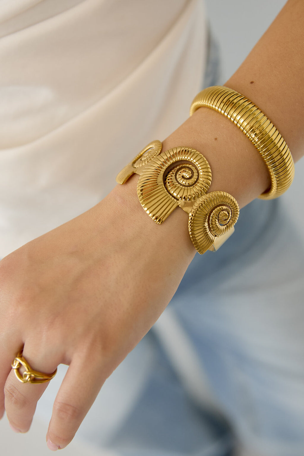 Pulsera rígida Spirale · relieve en espiral — vista 2
