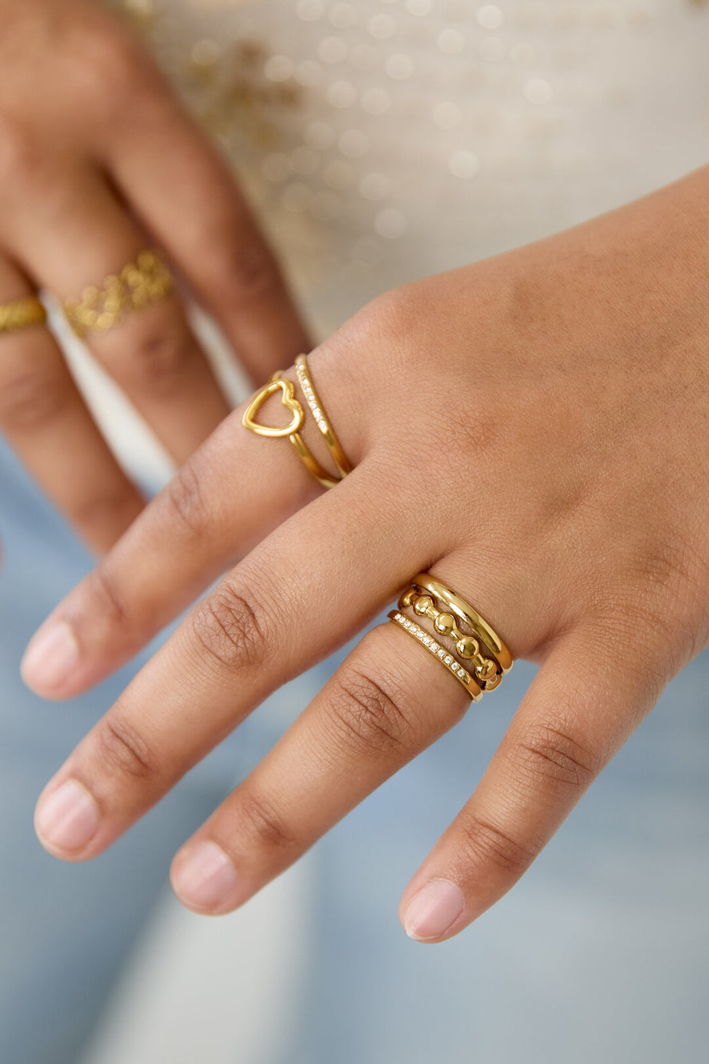 Anillo Strati · triple banda con hilera de circonitas, acero dorado — vista 2