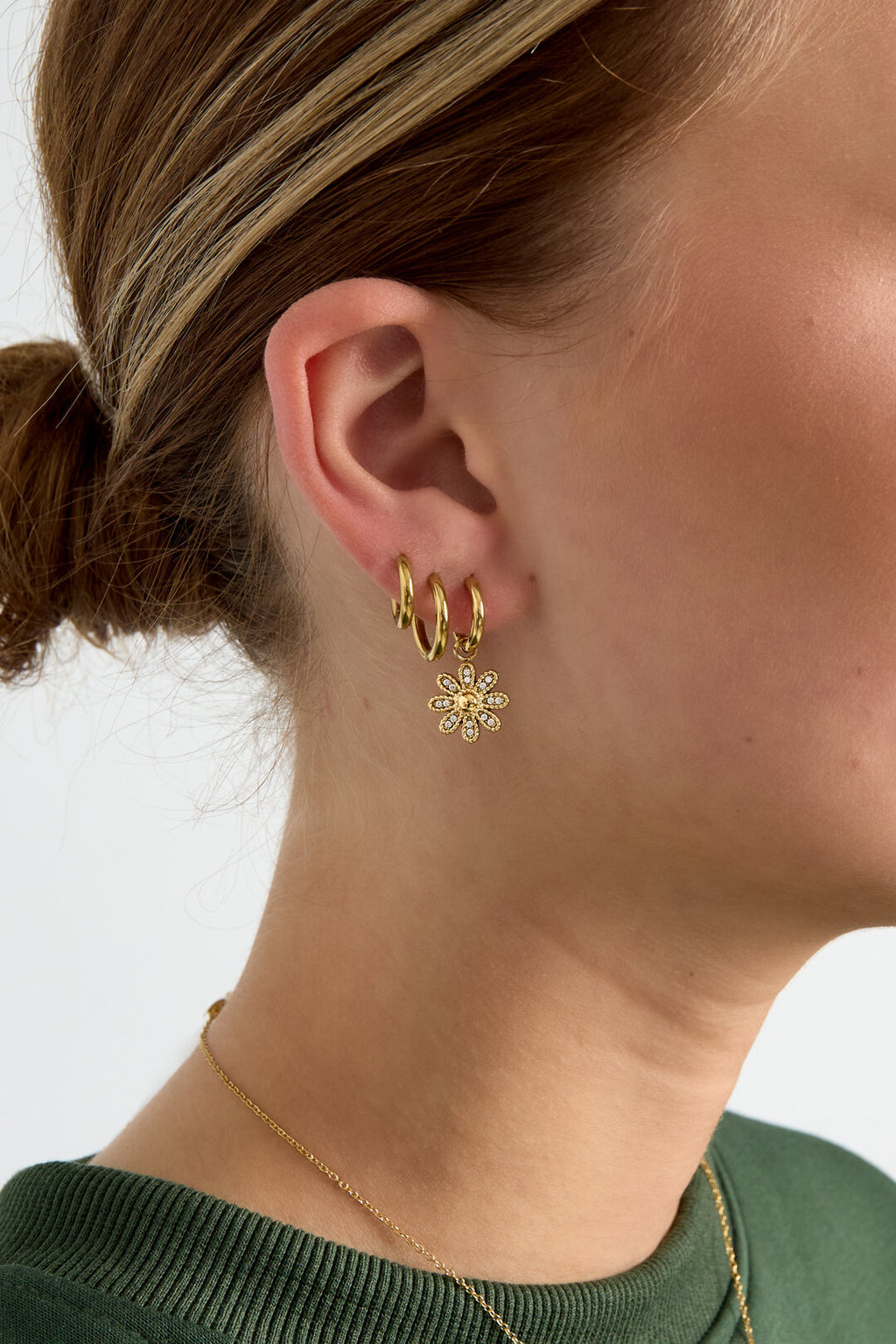 Pendientes Margherita · flor de circonitas en acero dorado — vista 2