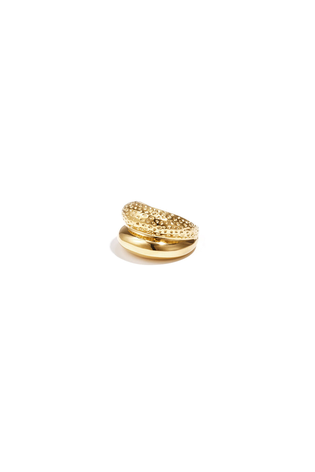 Anillo Duna · banda martillada sobre aro liso, acero dorado