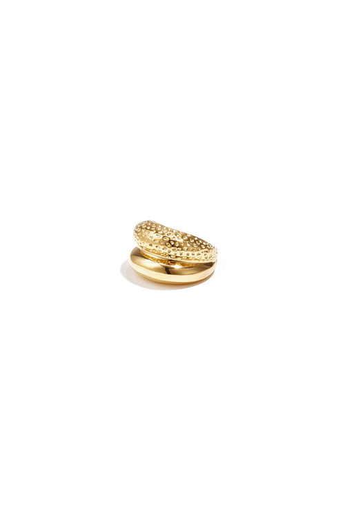 Anillo Duna · banda martillada sobre aro liso, acero dorado