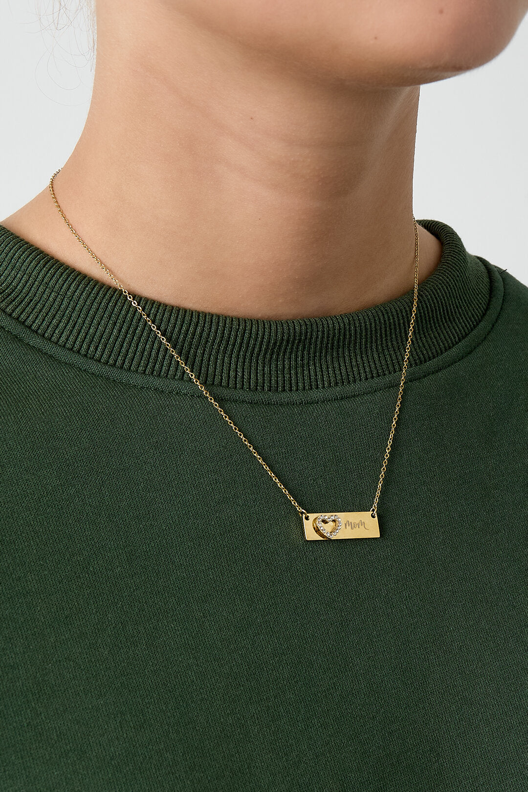 Collar Placca · placa con corazón en acero dorado — vista 2