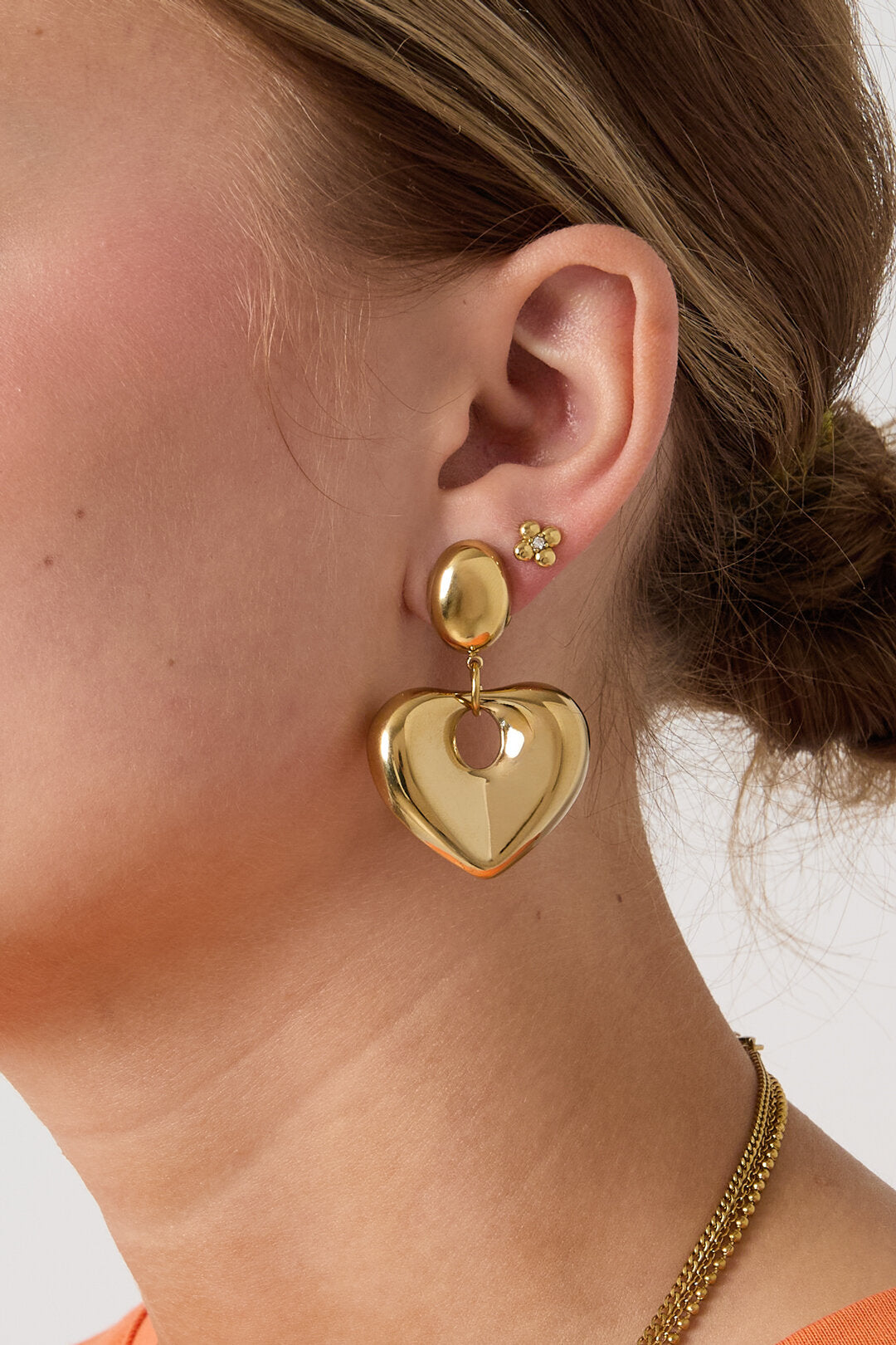 Pendientes Cuore Grande · corazón macizo de acero dorado — vista 2