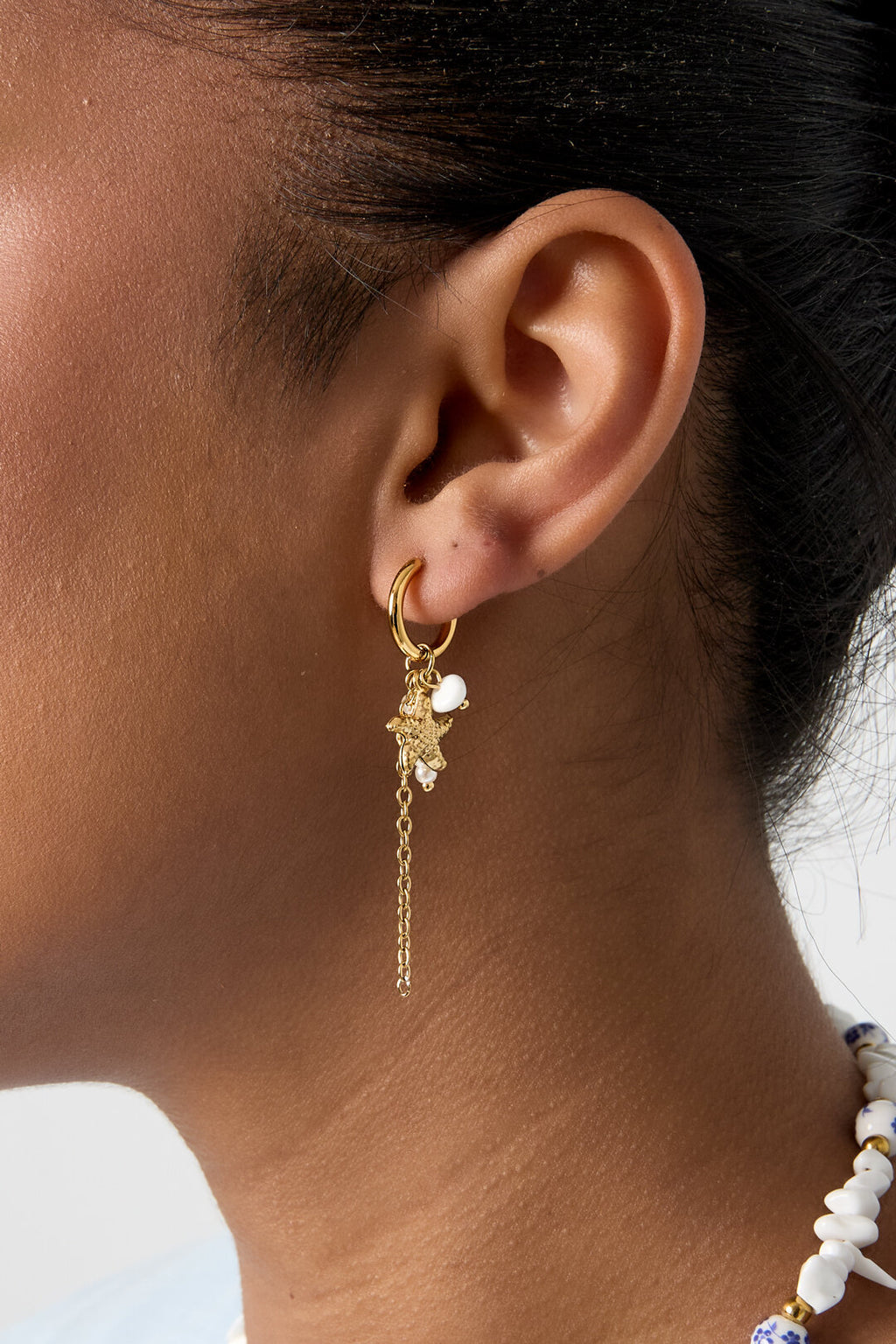 Pendientes Mare · estrella de mar y perlas en acero dorado — vista 2