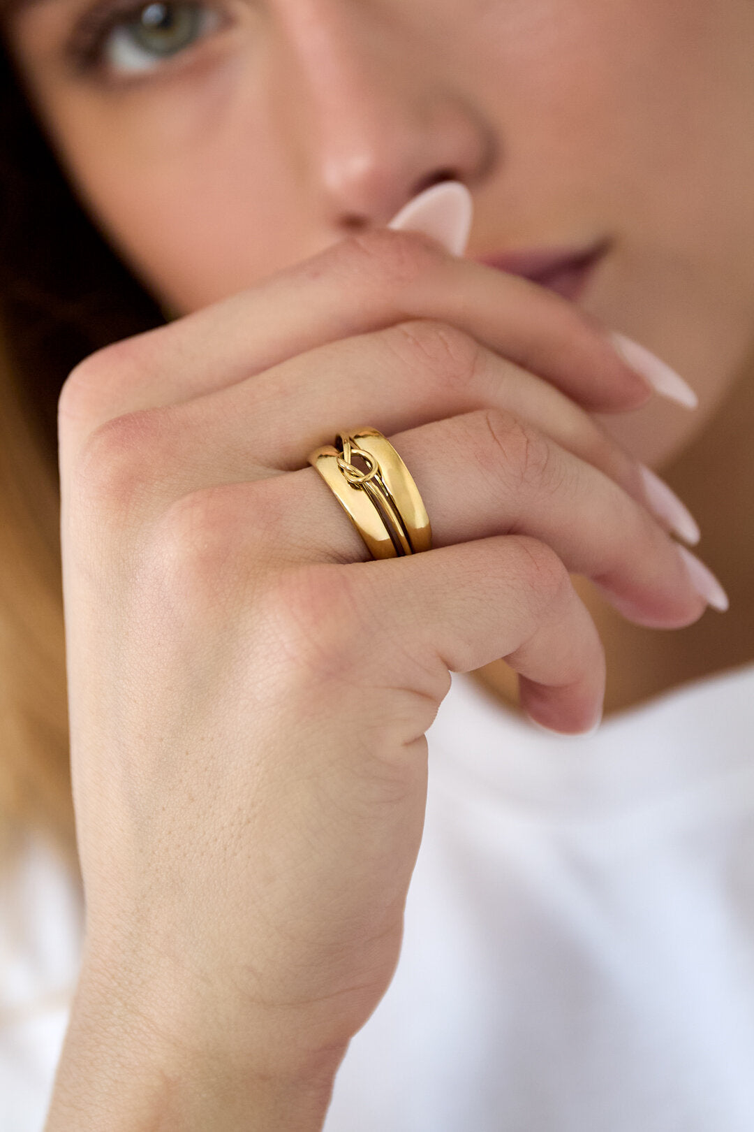 Anillo Nodo · aro grueso con lazada, acero dorado — vista 2