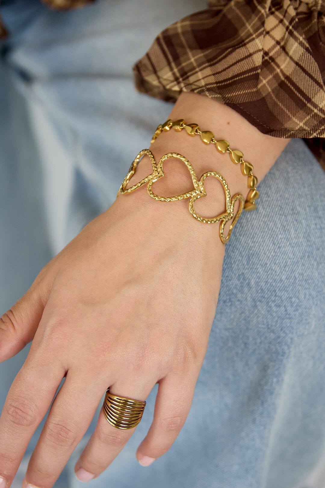 Pulsera rígida Catena · corazones calados — vista 2
