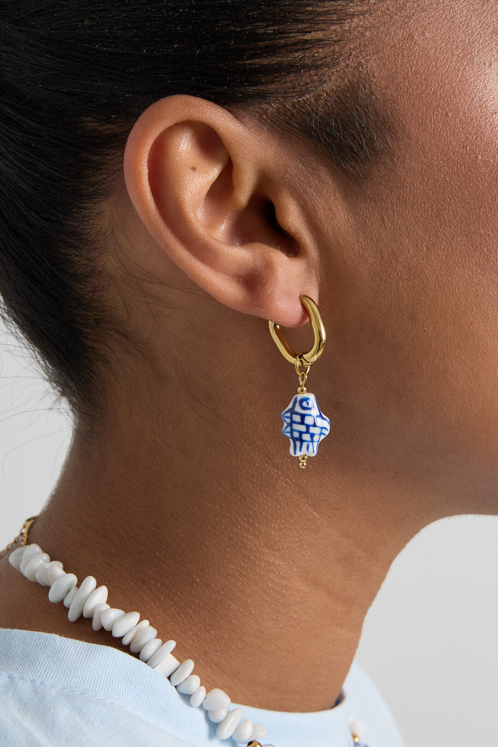 Pendientes Conchiglia Blu · caracola esmaltada en acero dorado — vista 2