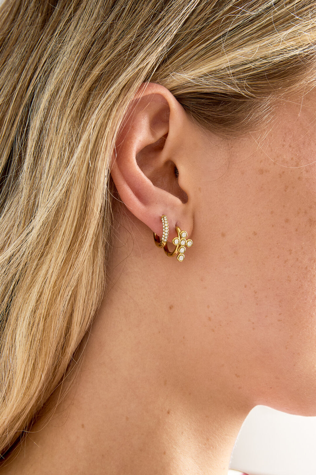 Pendientes Fiorella · flor y cadenita en acero dorado — vista 2