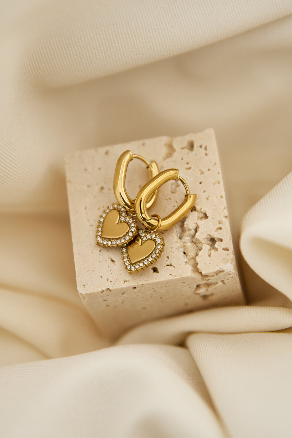 Pendientes Cuore Pavé · corazón orlado de circonitas, acero dorado — vista 2