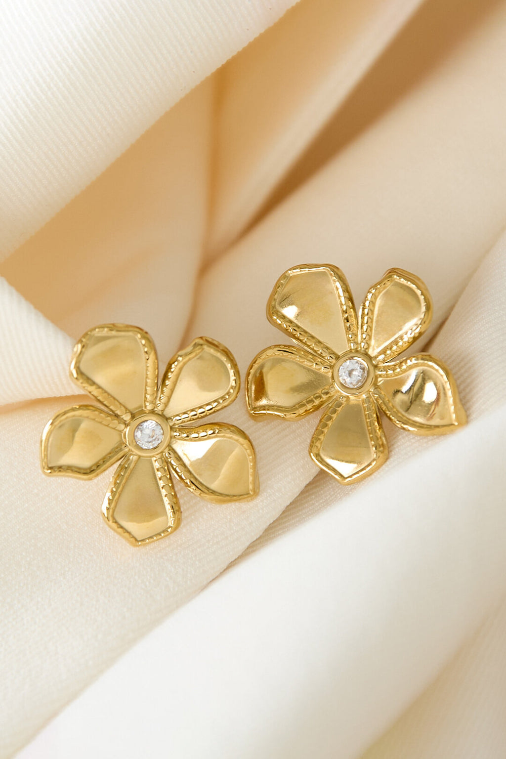 Pendientes Fiore · flor de poste en acero dorado — vista 3