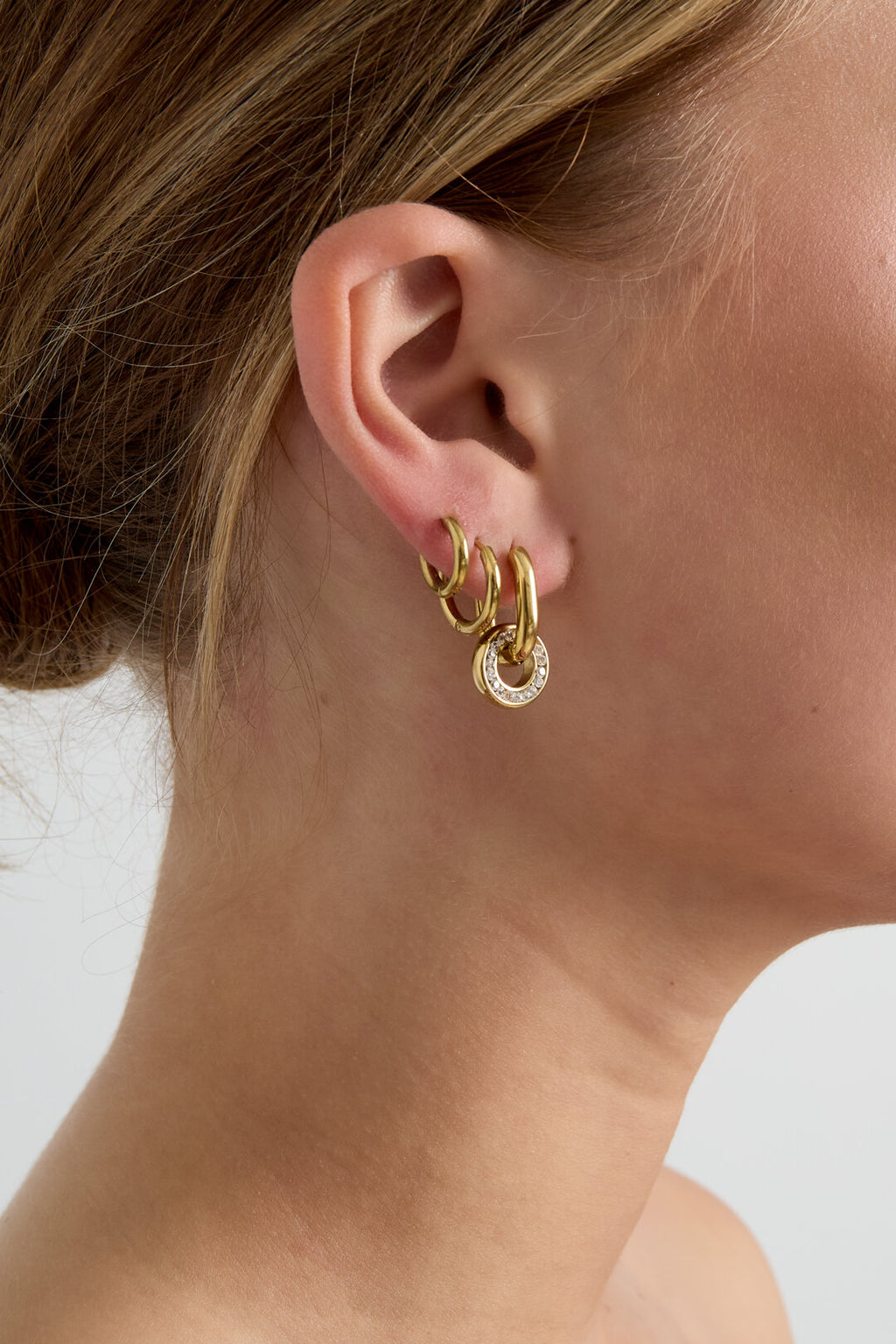 Pendientes Nodo · doble anilla con circonitas, acero dorado — vista 2