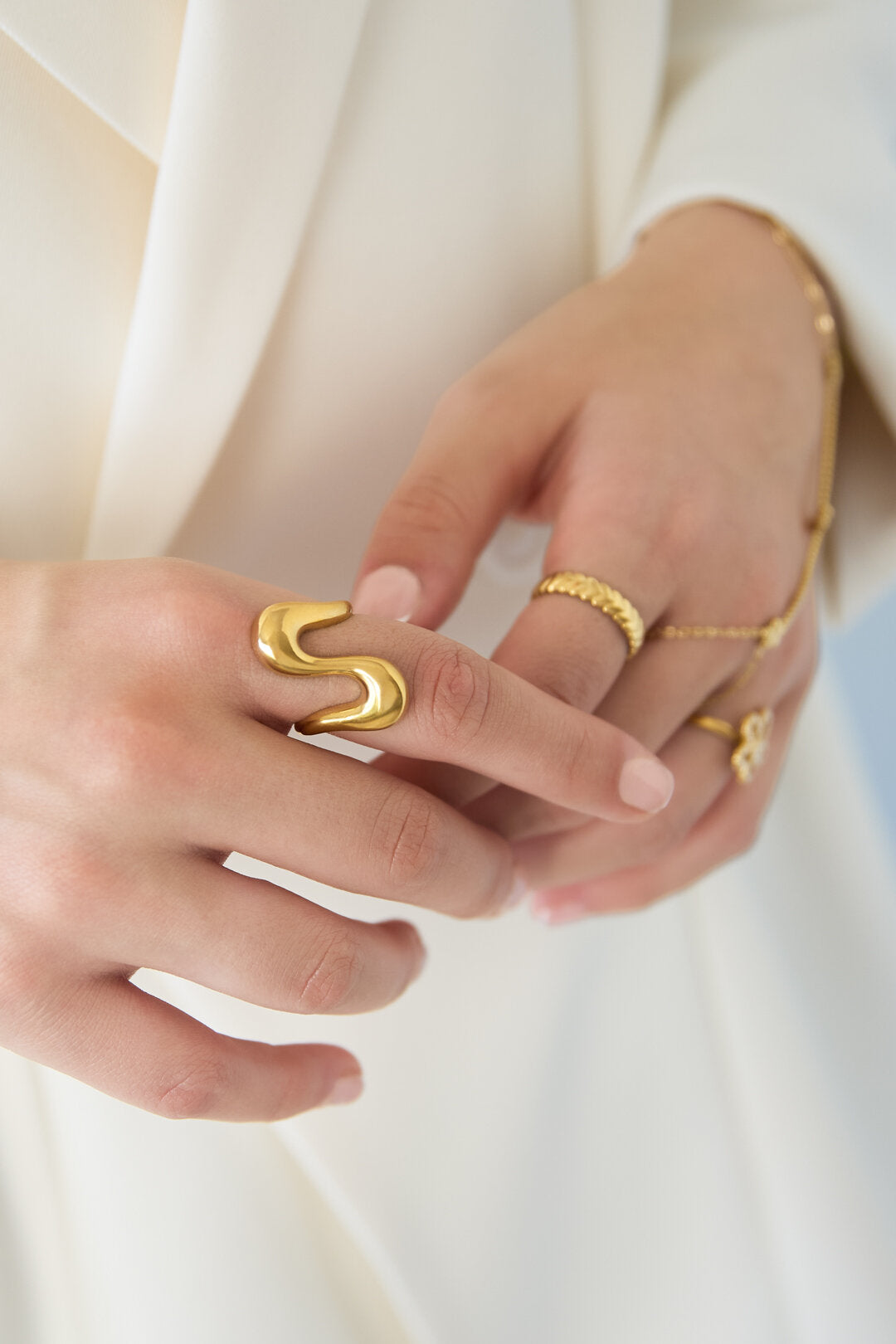 Anillo Onda · banda escultórica en zigzag, acero dorado — vista 2