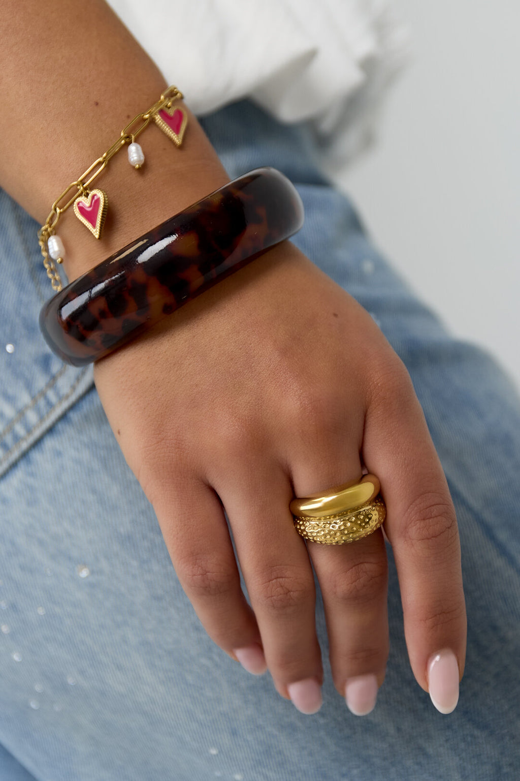 Anillo Duna · banda martillada sobre aro liso, acero dorado — vista 2