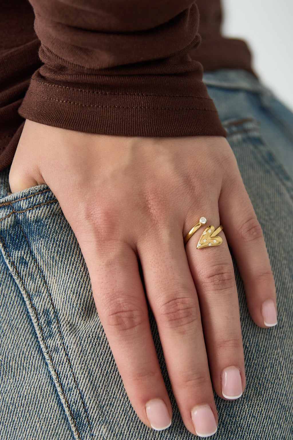 Anillo Cuore Aperto · corazón perfilado en circonitas, acero dorado — vista 2