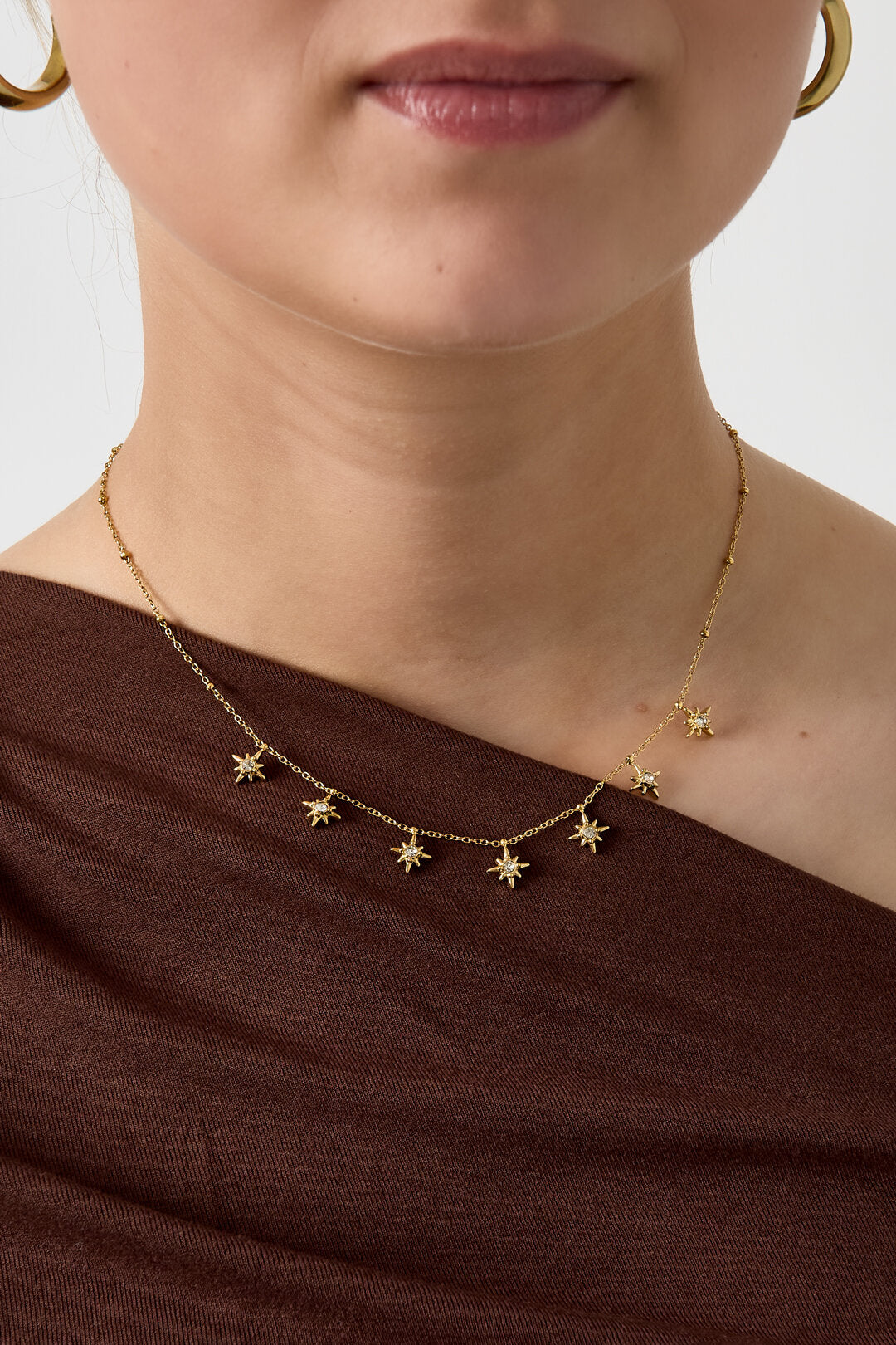 Collar Stelle · estrellas colgantes en acero dorado — vista 2