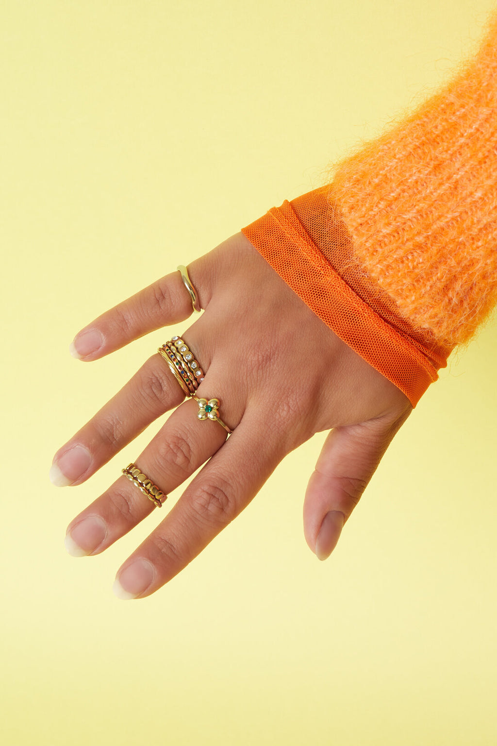 Anillo Arcobaleno · banda fina con circonitas de colores, acero dorado — vista 2