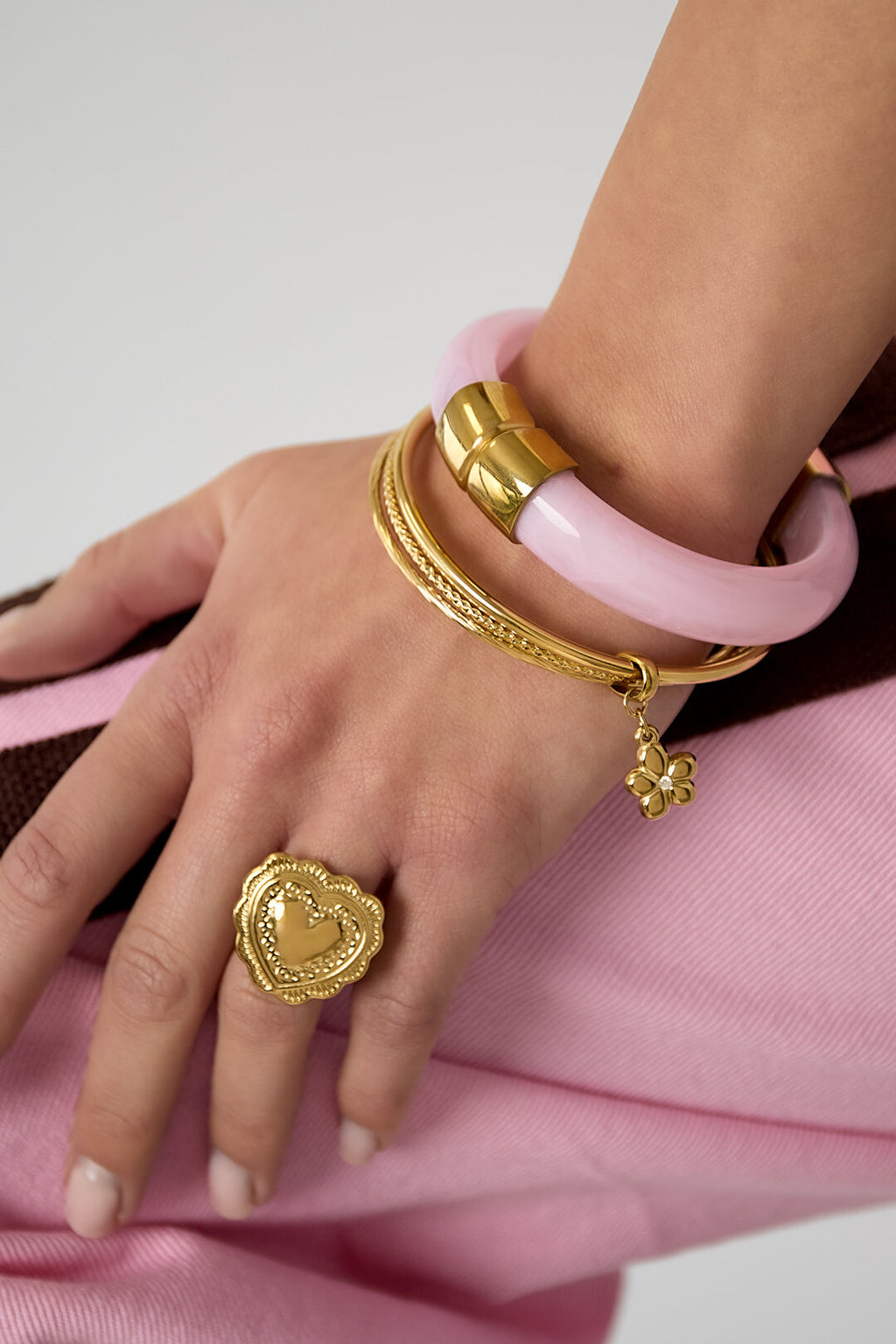 Pulsera rígida Trio · triple aro con dije — vista 3