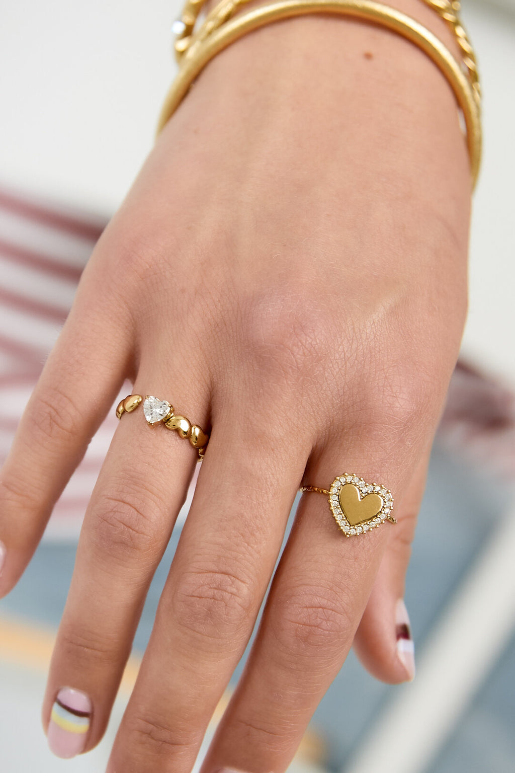 Anillo Cuore Solitario · banda de corazones con circonita, acero dorado — vista 2