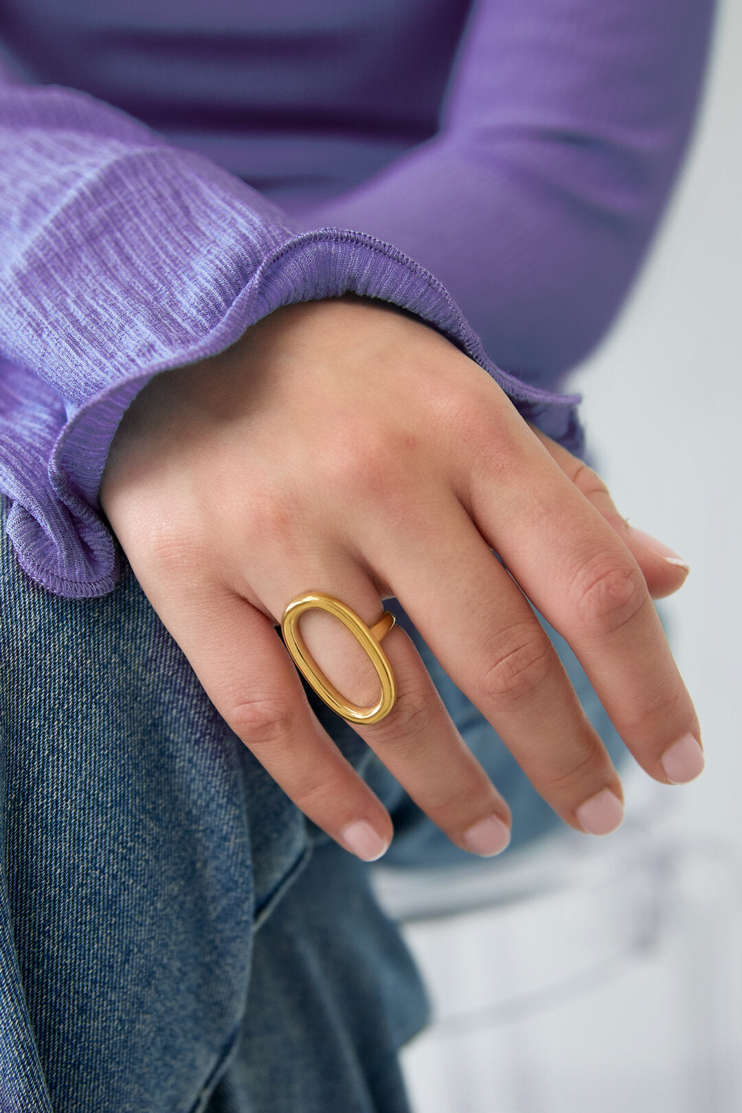 Anillo Ellisse · aro oval ajustable de acero dorado — vista 2
