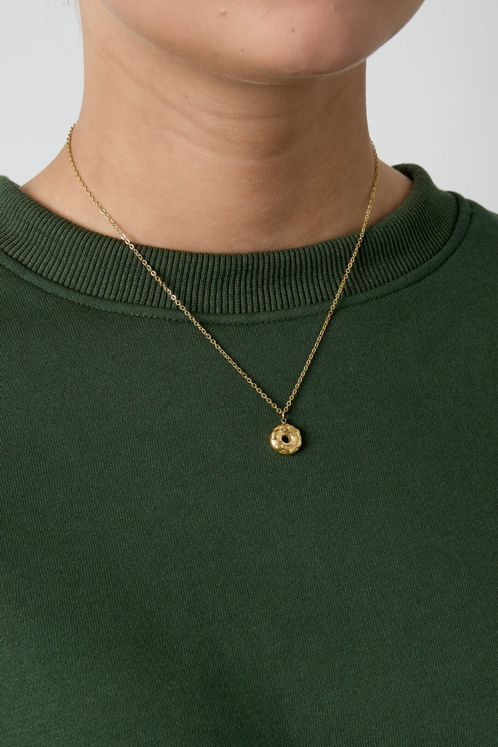 Collar Sorrisino · medallón pequeño de acero dorado — vista 2