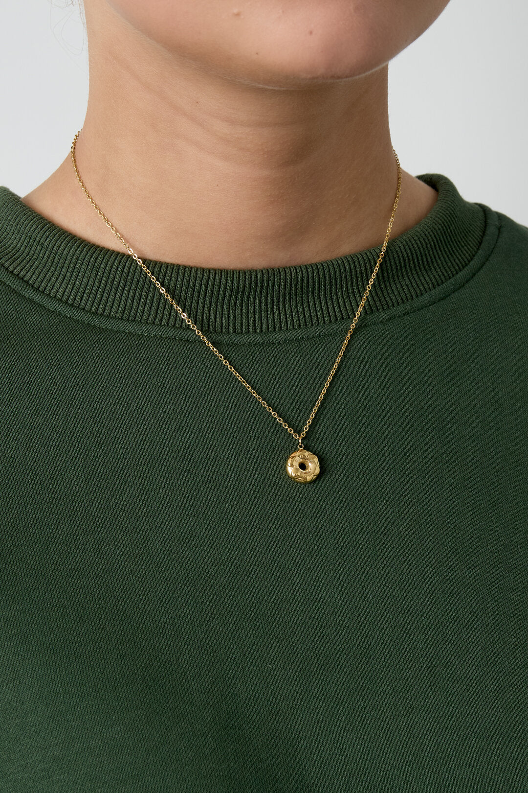 Collar Sorrisino · medallón pequeño de acero dorado — vista 2