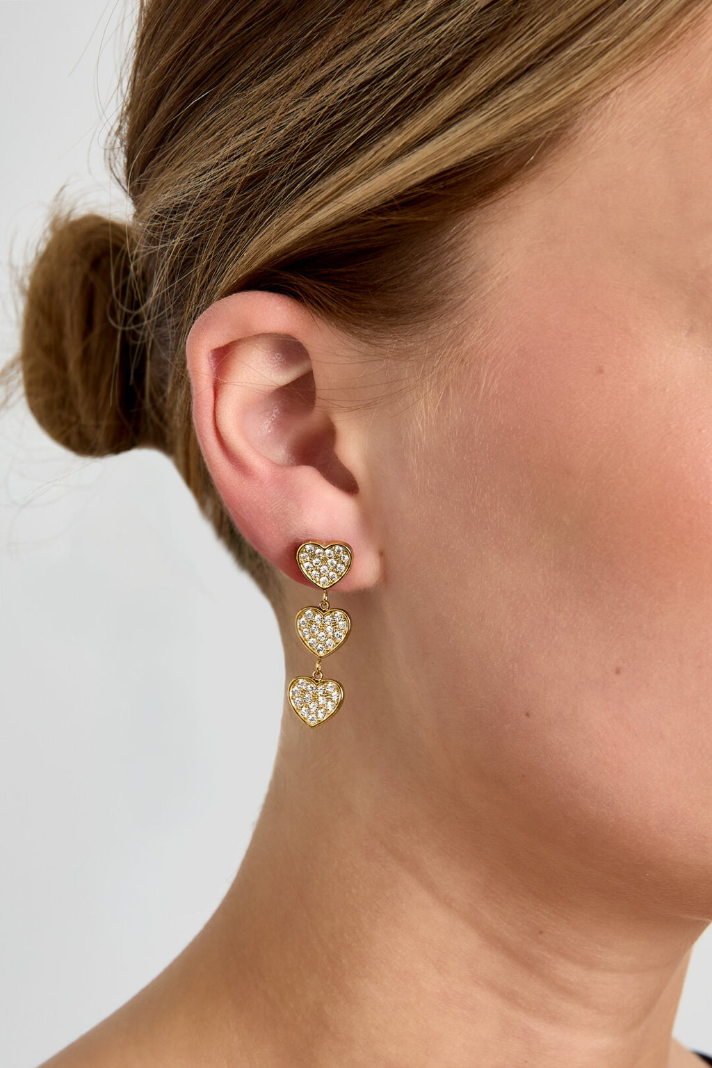Pendientes Due Cuori · corazones de circonitas, acero dorado — vista 3